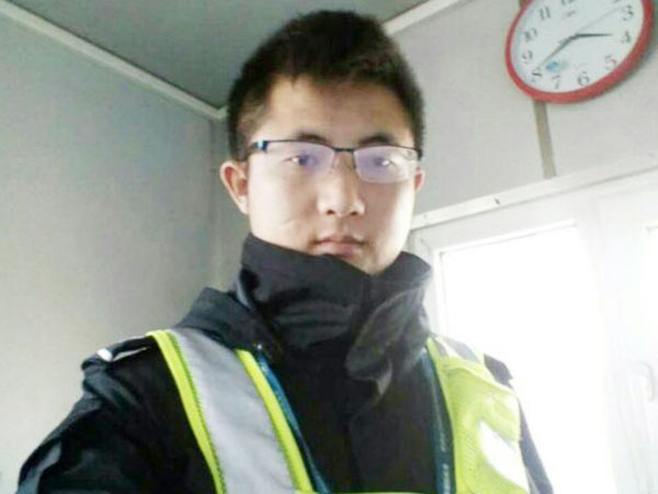 民航铁路服务班学生汪亮首都机场工作照